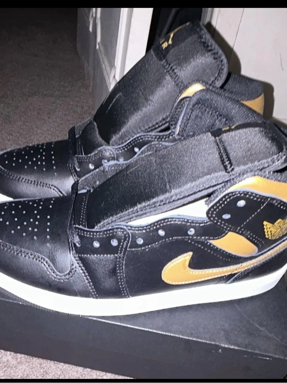 Jordan Air Jordan 1 Mid Black Metallic Gold